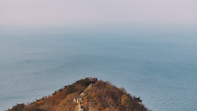 가을 산에서 내려다본 푸른 바다