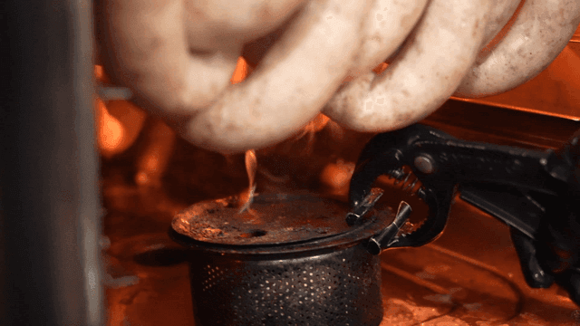 소시지가 있는 오븐에 들어가는 훈제통