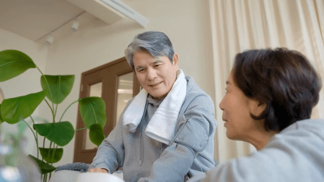 실내에서 혈압을 측정하는 노인