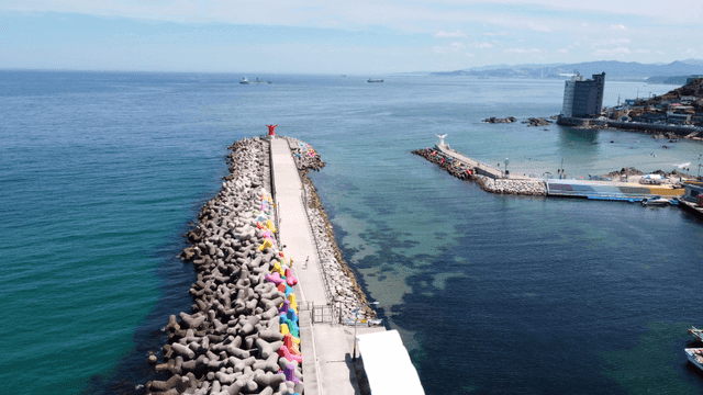 바다로 뻗은 경치 좋은 방파제