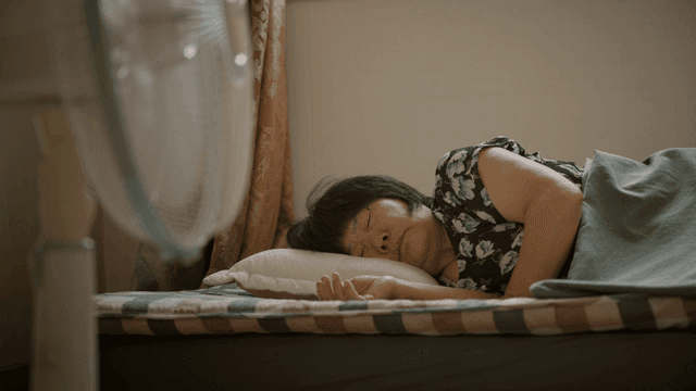 선풍기를 켜고 잠든 노인 여성