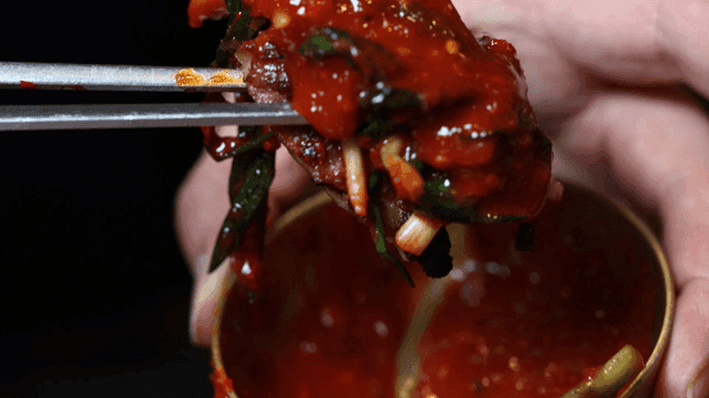 Charcoal-grilled chicken wrapped in green onion kimchi