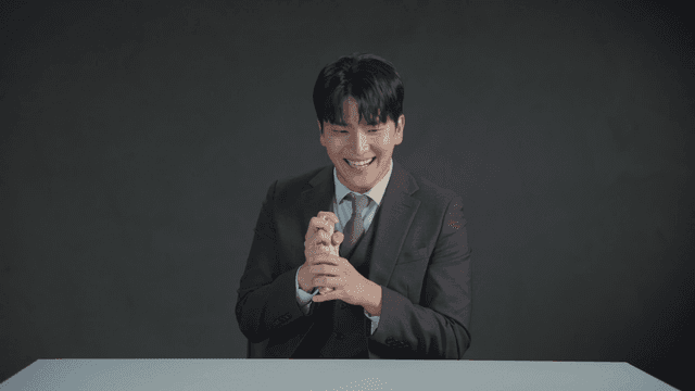 정장을 입은 남자가 돈을 들고 기뻐하는 모습