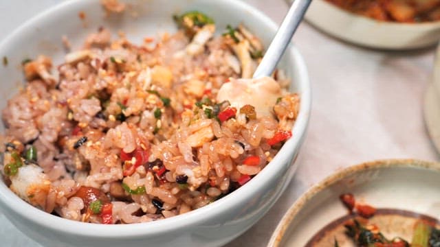식당에서 맛있게 비벼먹는 밥