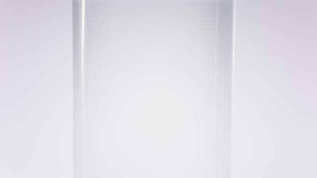 투명한 액체 속에서 용해되는 푸른 잉크