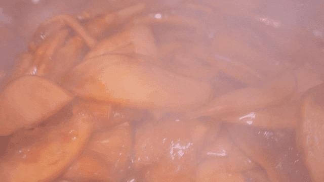 Boiling apples in a pot