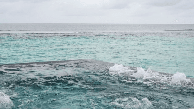 고요한 바다 해안에 부딪히는 파도