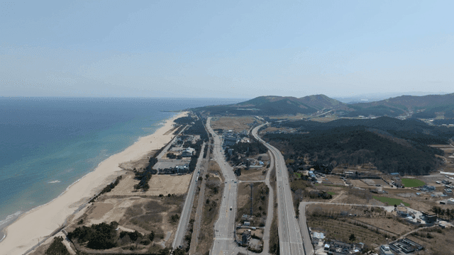 해안 고속도로와 산이 있는 해변