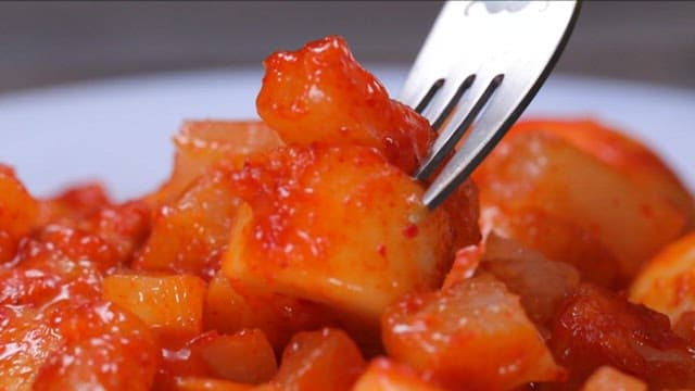포크로 찍어 먹는 맛있으면서도 매운 떡볶이 한 입
