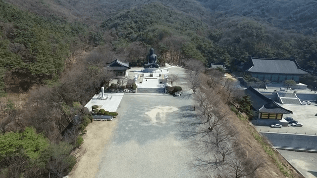 산으로 둘러싸인 사찰 단지