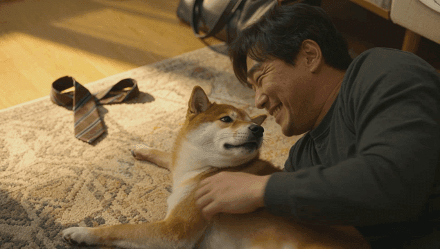 집에서 강아지와 기대어 쉬는 남성