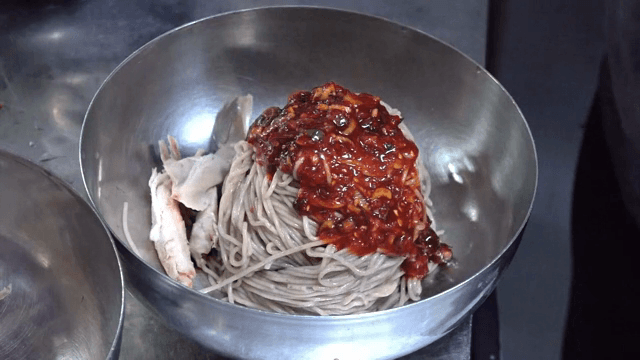 닭고기와 매운 소스를 곁들인 한국식 국수