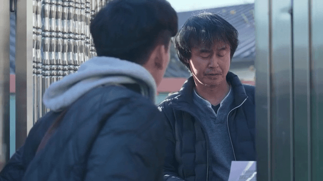 두 남자가 야외에서 대화하는 모습