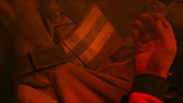 화재 현장에서 손을 들여다보는 소방관