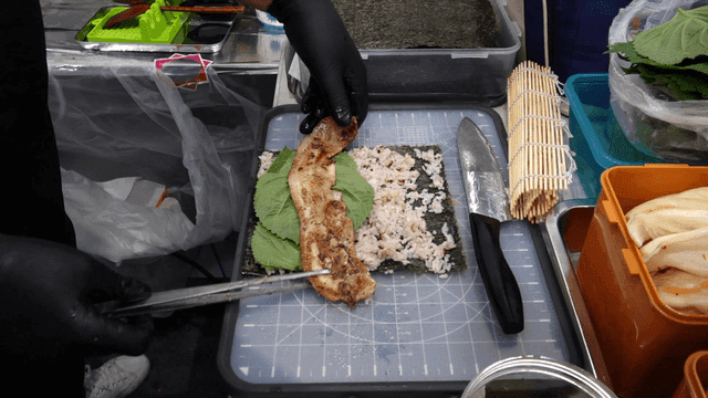 삼겹살 김밥을 준비하는 요리사