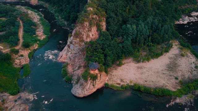정자를 낀 울창한 산과 고요한 강