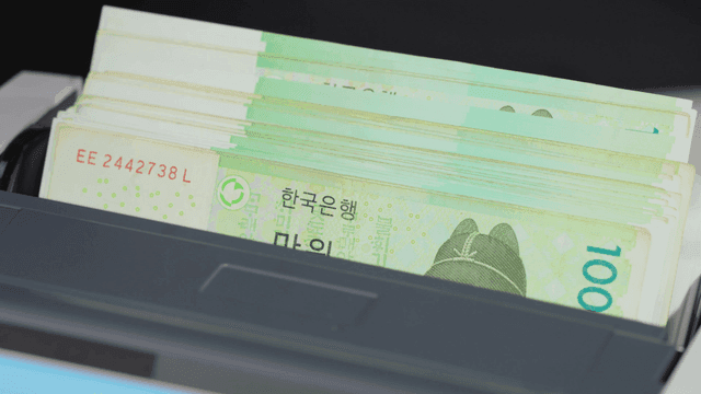 계수기에 있는 한국 지폐