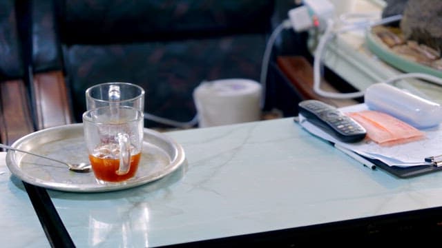 서류와 함께 테이블 위에 놓인 차 한 잔