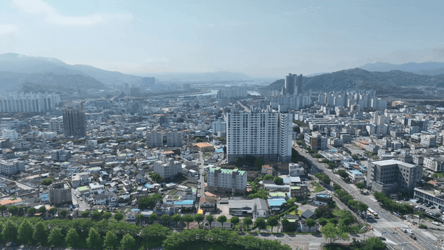 Cityscape with a river and mountains