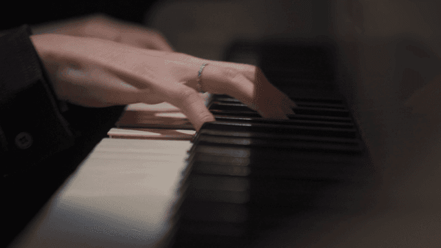 피아노 건반을 우아하게 연주하는 손