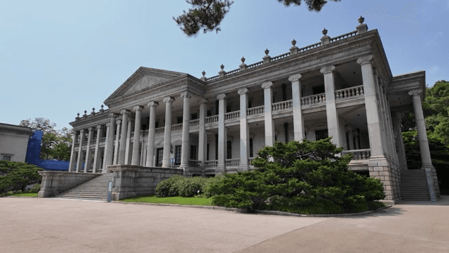 기둥이 있는 웅장한 역사적 건물