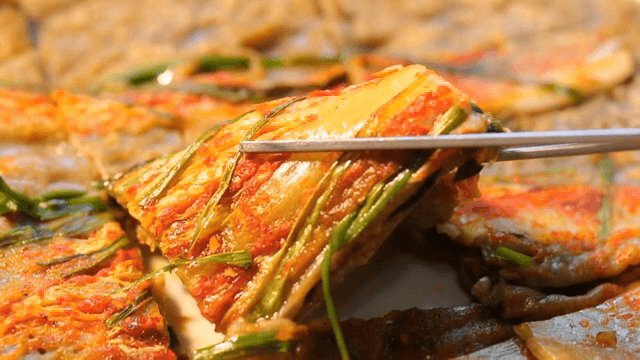 김치가 들어간 메밀전