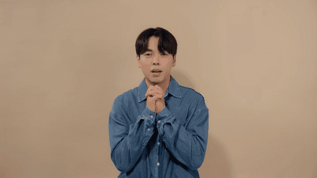 두손을 모으고 간절히 바라고 기도하는 남성