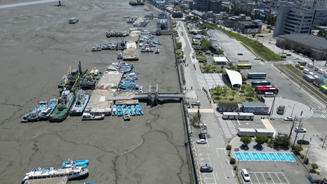 선박이 있는 바쁜 항구의 항공 뷰