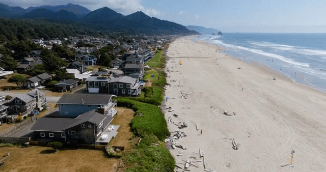 해변과 바다가 보이는 해안 마을