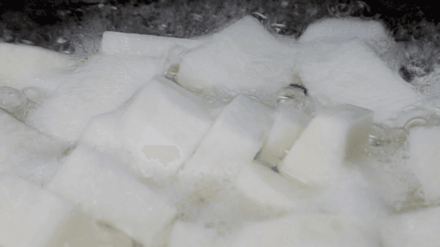 냄비에서 끓고 있는 무