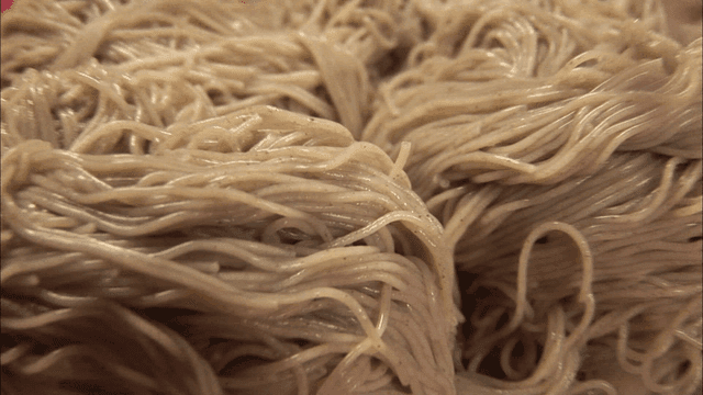 체에 담긴 갓 삶은 메밀면