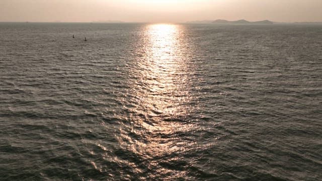 고요한 바다에 비치는 일몰