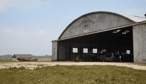 큰 격납고와 장비가 있는 모습