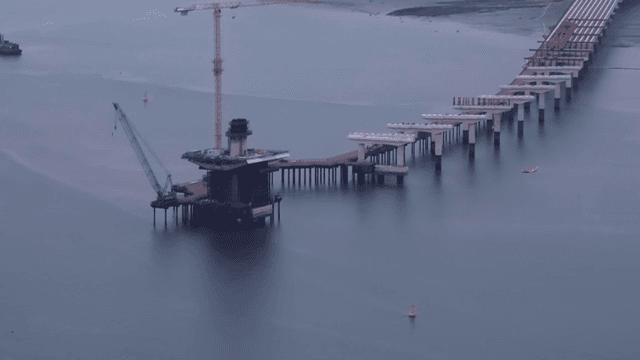 잔잔한 물 위의 다리 건설