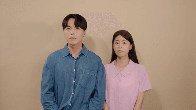 정면을 바라보고 눈물을 글썽이는 두 남녀