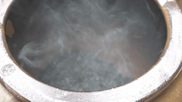 전통 항아리에서 올라오는 김