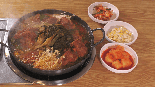 다양한 반찬과 우거지 감자탕 한상