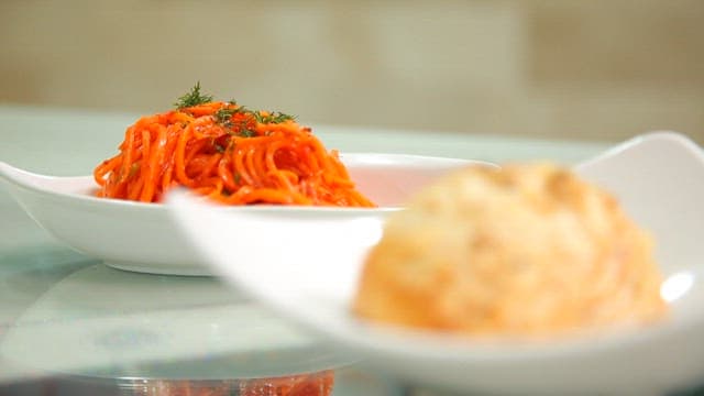 테이블 위 당근 샐러드와 러시아식 만두, 삼사