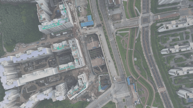 도로와 녹지가 있는 도시의 항공 뷰