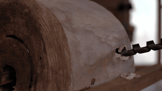 둥근 나무 조각을 뚫는 나선형 드릴