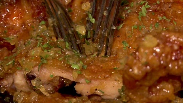 노릇노릇하고 촉촉한 양념 치킨의 속살