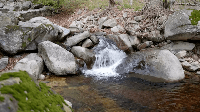 바위 위로 흐르는 작은 폭포