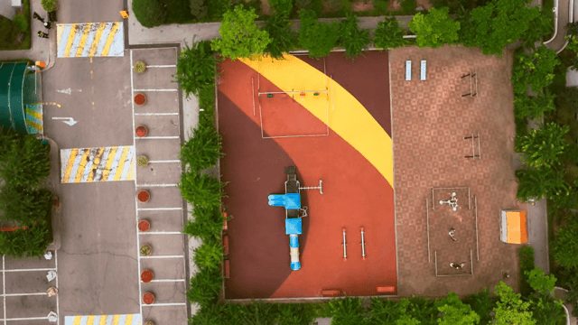 도시 환경의 알록달록한 놀이터