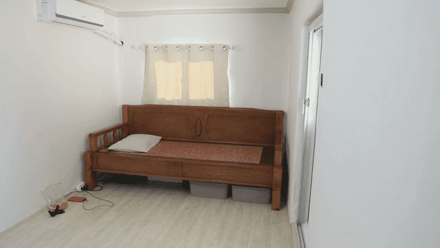 목재 소파가 있는 단순한 방