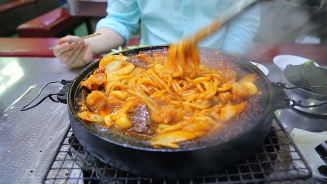 앞접시에 담는 우동면