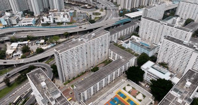 고속도로가 있는 번화한 도시의 항공 뷰