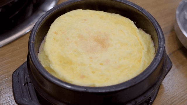 뜨거운 돌솥에 담긴 계란찜