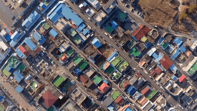 다채로운 지붕이 있는 밀집된 도시 지역