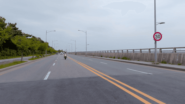 도로 위의 오토바이와 자동차