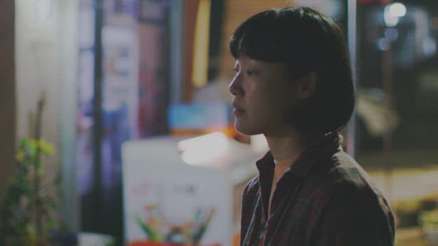 밤에 야외에서 친밀한 포옹을 나누는 커플